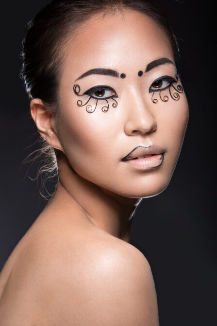 Beautiful Asian Girl With A Creative Makeup Unusu 2023 11 27 05 25 13 Utc | Mamaquilleuse.com